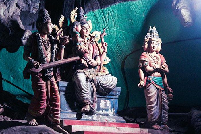 Có rất nhiều bức tượng về các vị thần được đặt trong động Batu.