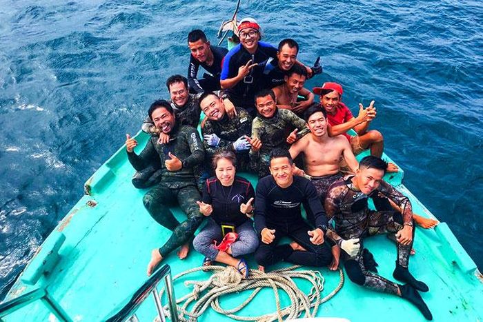 Những người chơi môn freedive ra khơi chuẩn bị cho một chuyến ngắm san hô.