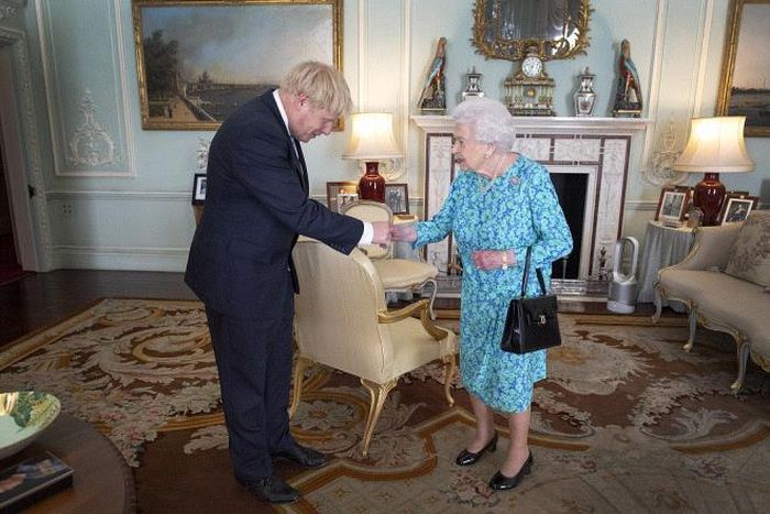 Nữ hoàng Elizabeth II của Vương quốc Anh chào đón tân Thủ tướng Boris Johnson tại Cung điện Buckingham, ngày 24/7/2019. (Ảnh: PA)