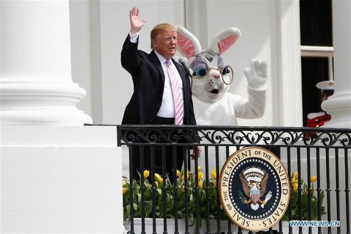 Tổng thống Mỹ Donald Trump cùng chú thỏ Phục Sinh chào đón du khách đến lễ Phục sinh hàng năm tại Nhà Trắng, ngày 22/4/2019. (Ảnh: CNP)