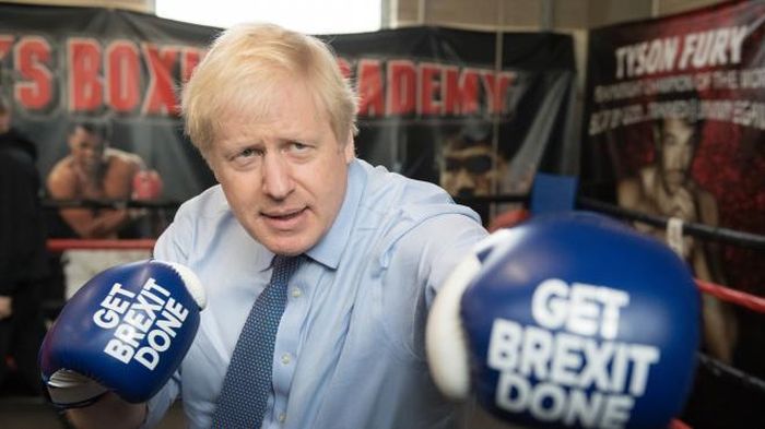 Thủ tướng Anh Boris Johnson đến thăm Học viện Quyền anh Jimmy Egan ở Manchester, Vương quốc Anh, ngày 19/11/2019. (Ảnh: PA)