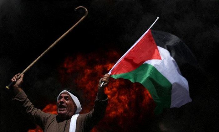 Người Palestine trong cuộc đụng độ với binh lính của quân đội Israel. Ngày 5/7/2019. (Ảnh: APA)