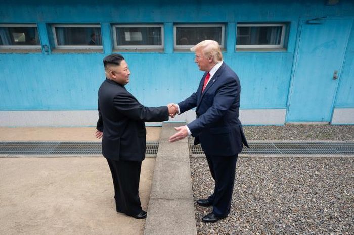 Tổng thống Mỹ Donald Trump gặp nhà lãnh đạo Triều Tiên Kim Jong-un khi đến thăm khu phi quân sự. Ngày 30/6/2019. (Ảnh: SMG)
