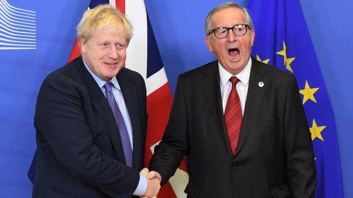 Thủ tướng Anh Boris Johnson và Chủ tịch Ủy ban Châu Âu Jean-Claude Juncker tại trụ sở EU sau khi hai bên đạt được sự nhất trí về văn bản thỏa thuận Brexit, ngày 17/10/2019. (Ảnh: PA)