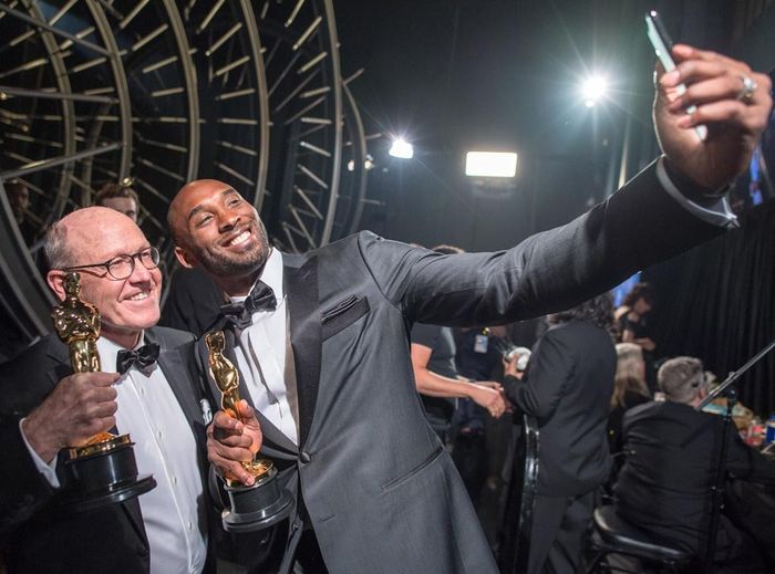  Kobe Bryant cùng Glen Keane ăn mừng chiến thắng tại lễ trao giải Oscar lần thứ 90. 