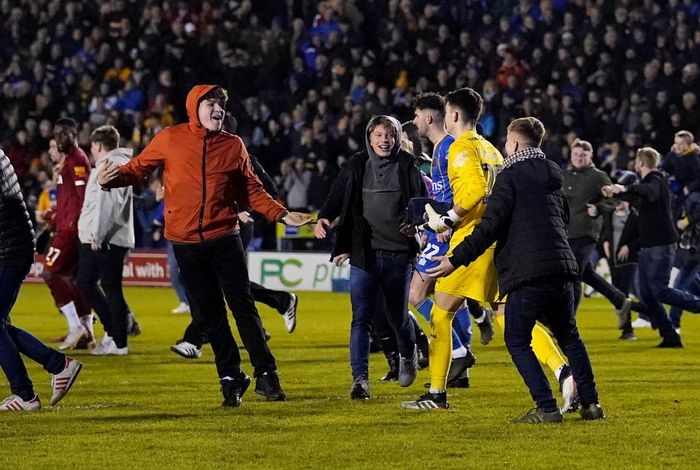  Shrewsbury bị Liverpool dẫn 2 bàn nhưng với nỗ lực không ngừng nghỉ, đại diện League One cầm hòa đội bóng đang dẫn đầu Premier League với tỷ số 2-2. 