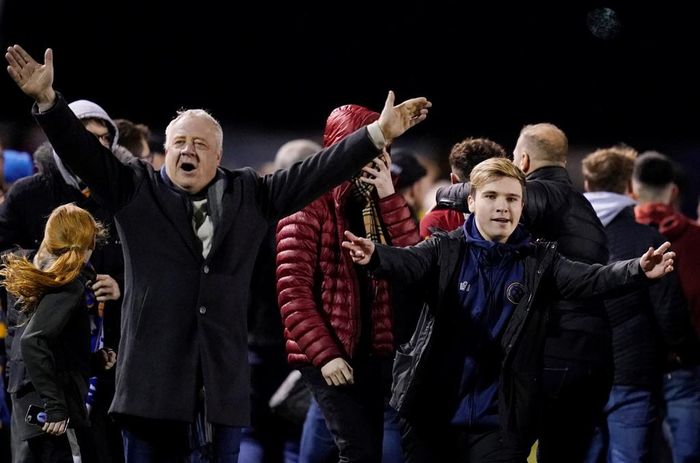  Shrewsbury sẽ được chơi thêm một trận đấu tại FA Cup, đó là trận đá lại trên sân Anfield của Liverpool. Với những đội bóng nhỏ, những trận đấu này trải nghiệm tuyệt vời với cổ động viên, đồng thời mang về nguồn thu từ tiền bán vé và bản quyền truyền hình. 