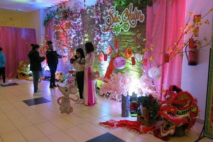  Trong ngày đầu tiên của năm, các bạn trẻ được hòa chung không khí đậm sắc xuân ở thủ đô Budapest, ở cạnh những người cùng màu da, chung tiếng nói. 