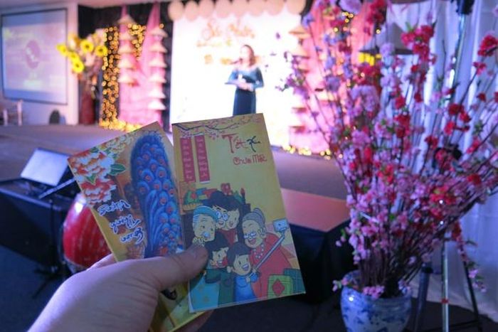  Ngoài ra, chương trình đón Tết còn là cơ hội để người Việt xa quê đóng góp cho Tổ quốc bằng cách quyên góp thông qua hai nhóm từ thiện “Cơm có thịt” và “Vì ta cần nhau”. Họ hy vọng có thể góp phần cải thiện cuộc sống của những em nhỏ vùng cao, giúp các em có cơ hội đến trường và cuộc sống tốt đẹp hơn. 