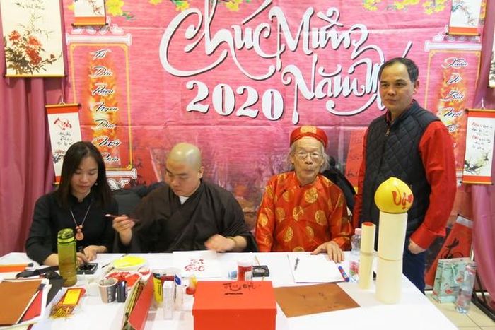  Ông Nguyễn Hoàng Linh, thành viên Ban Truyền thông của hiệp hội, cho biết để có không khí đón Tết đậm chất cổ truyền, ban tổ chức đã cố gắng chuẩn bị chu đáo ở khâu trang trí, ẩm thực, văn nghệ. 