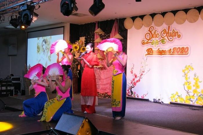  Năm nay, họ mời đoàn văn nghệ từ trong nước sang biểu diễn, phục vụ cộng đồng bằng những tiết mục sôi động, đặc sắc với hy vọng năm mới ngập tràn may mắn cho những người đang sinh sống, học tập, làm việc xa quê. 