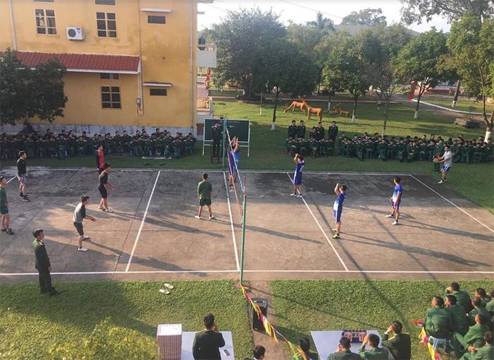  Cán bộ, chiến sĩ Trung đoàn 141 thi đấu bóng chuyền. 
