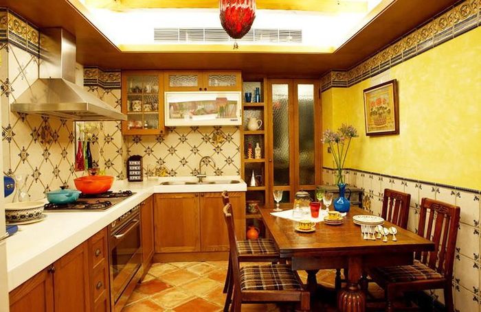 Bếp nấu trang trí bằng những tông màu vàng và nâu trầm ấm, mang đậm phong cách Trung Hoa truyền thống.