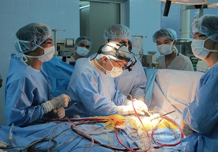 GS. Thành là một trong những người thực hiện những ca mổ tim hở có nội soi hỗ trợ đầu tiên trên cả nước
