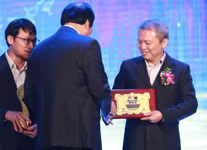 GS. Thành và Trung tâm Tim mạch thuộc Bệnh viện E được vinh danh trong chương trình “Nhân tài Đất Việt” năm 2019