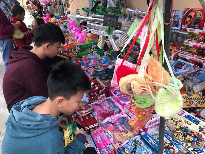 Dãy hàng đồ chơi thu hút đông đảo các "thượng đế" nhí 
