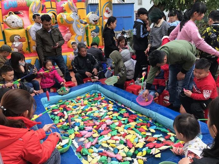 Quầy hàng câu cá cũng chật kín 