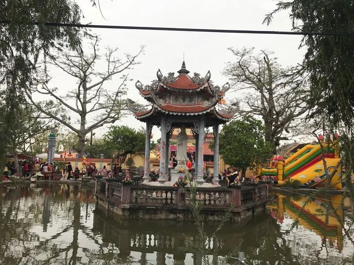 Hồ nước nơi có am thờ Phật Bà Quan Âm phía trước chùa Phúc Lâm 