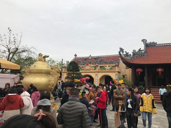Đông đảo người dân đi lễ chùa và thăm thú chợ phiên nhưng chủ yếu vẫn là nam thanh, nữ tú 