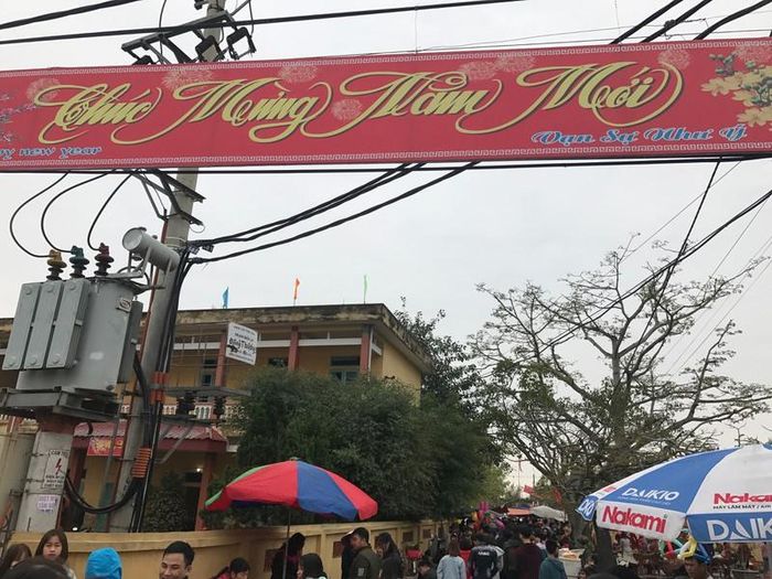 Ngay từ sáng sớm mồng 3 Tết, con đường dẫn vào chùa làng đã đông nghìn nghịt