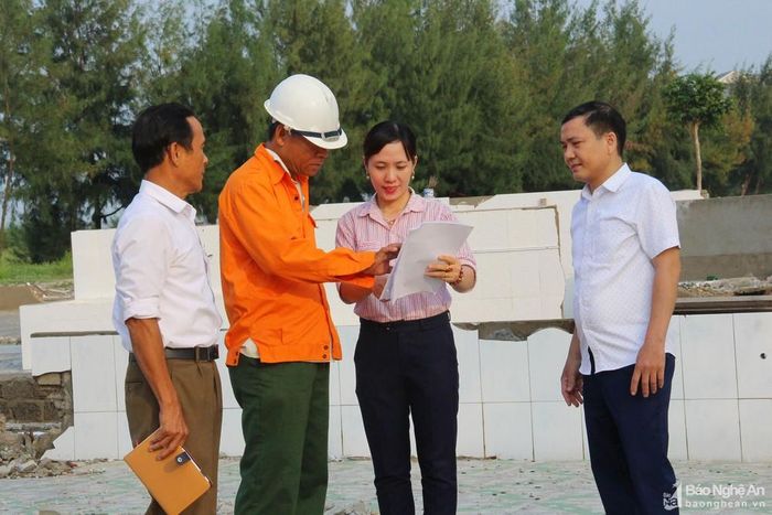 Cán bộ Mặt trận thị xã Cửa Lò giải đáp thắc mắc của người dân tại phường Nghi Hòa. Ảnh: Thanh Quỳnh