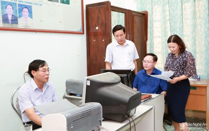 Thường trực Ủy ban MTTQ huyện trao đổi, thảo luận trước khi thực hiện nội dung giám sát, phản biện xã hội. Ảnh: Nguyễn Hải