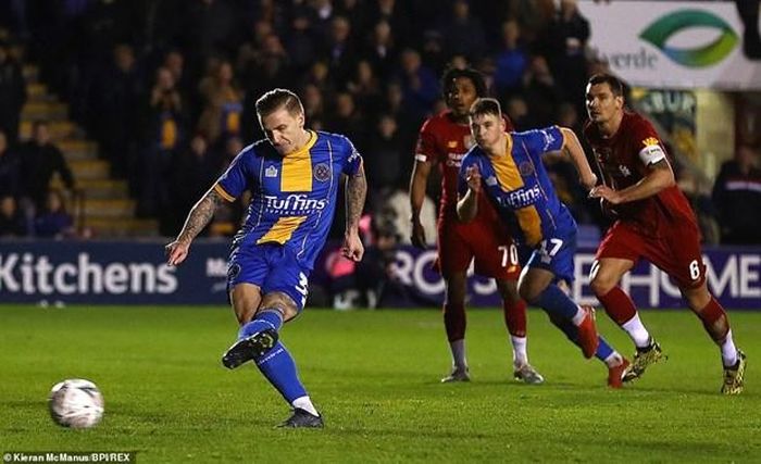 Jason Cummings trở thành người hùng của Shrewsbury Town.
