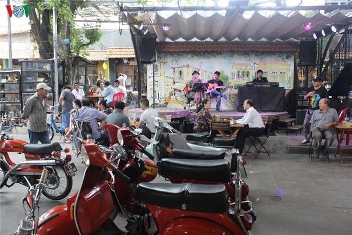  ... và một sân khấu nhỏ cho người đam mê ca hát. 