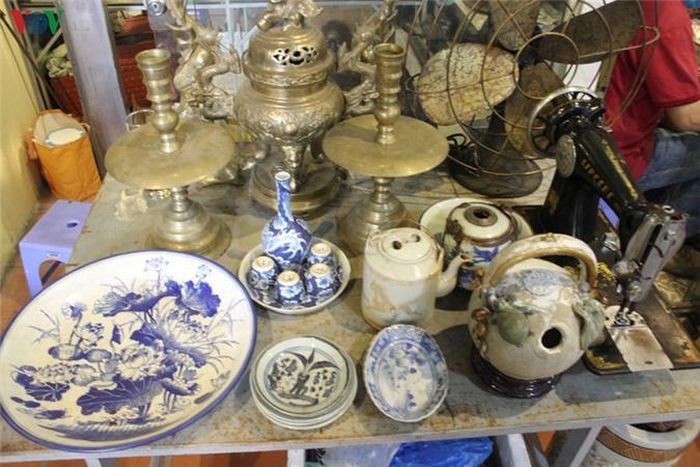  Từ đồ gốm với họa tiết giản đơn,.... 