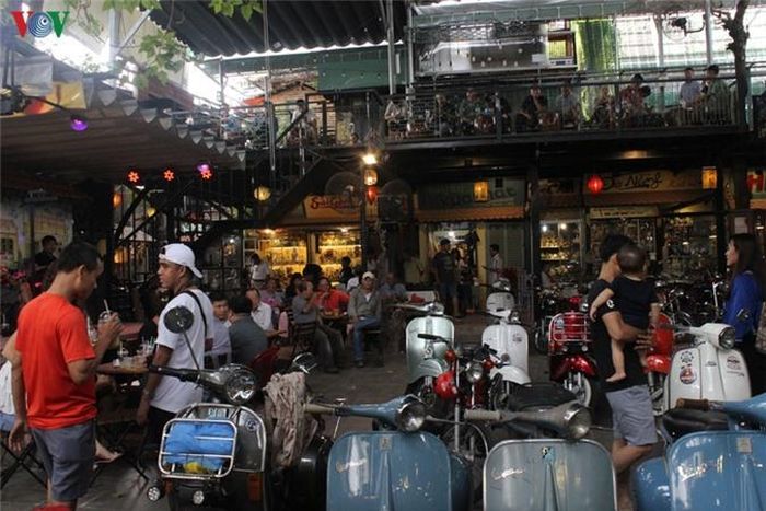  Họ đến đây, vừa được nhâm nhi cà phê lại còn được ngắm đồ cổ. 