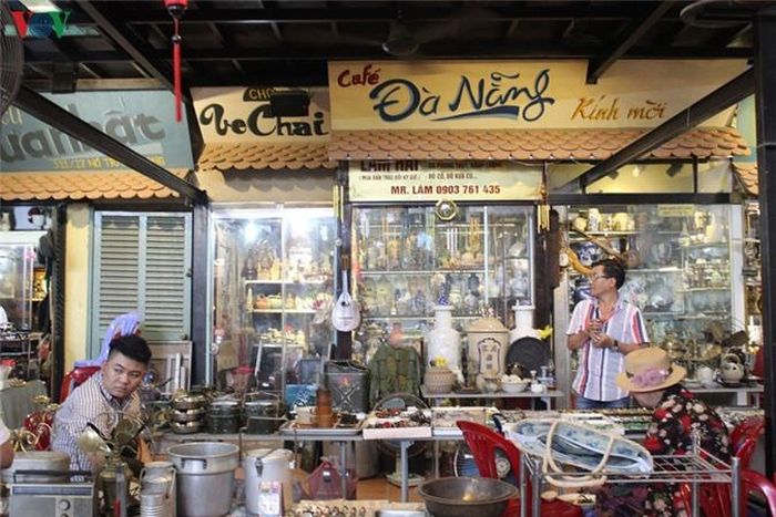  Những biển hiệu của một thời cũng góp mặt tại đây. 