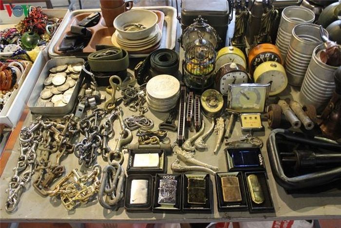  Chợ cũng bày bán những món đồ sinh hoạt thường nhật của ngày xưa. 