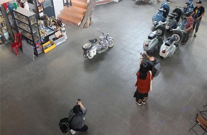  Nhóm bạn trẻ say sưa với một chiếc xe máy lạ./. 