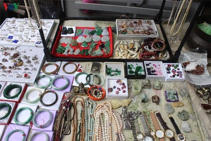  hay những đồ bằng đá,.... 