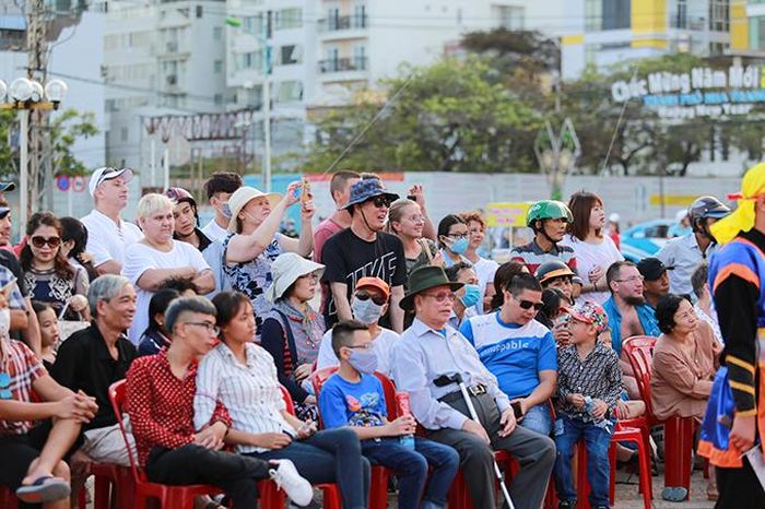 Đông đảo người dân và du khách đến xem, thưởng thức trận đấu cờ người.