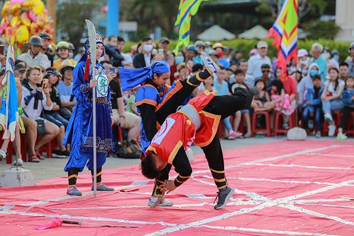 Các quân cờ biểu diễn võ thuật.