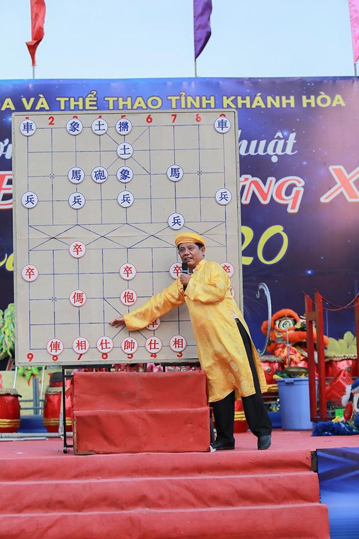 Danh kỳ, bác sĩ Trần Cẩm Long bình cờ.