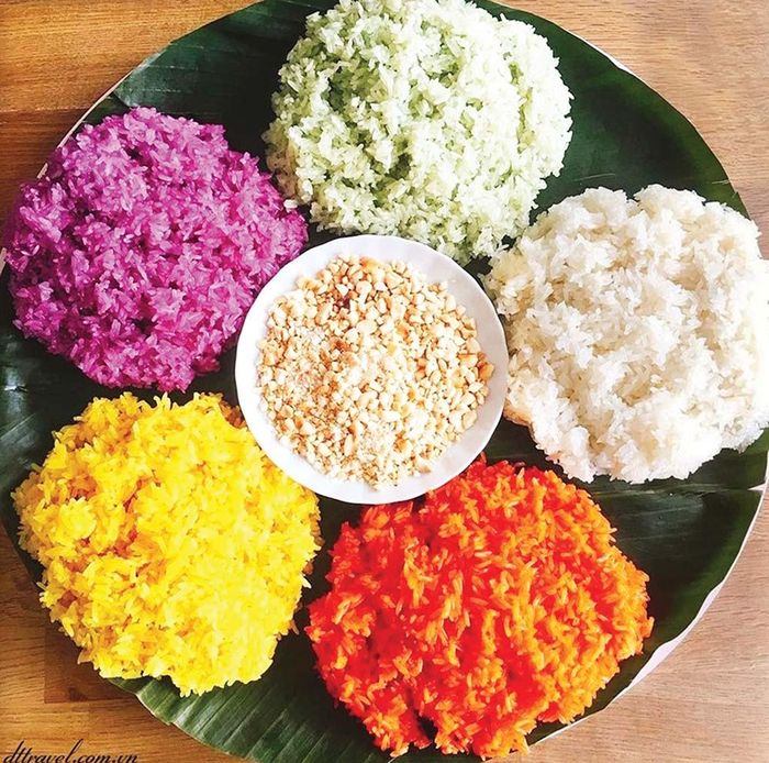 Xôi ngũ sắc của người Mường.