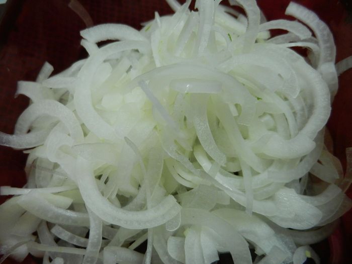 Món gà xé phay không thể thiếu hành tây