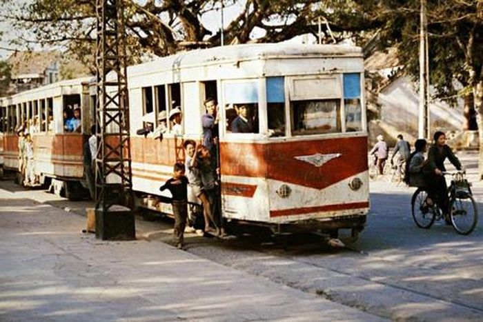 Hình ảnh phố phường Hà Nội xưa với những chuyến tàu điện leng keng (Ảnh tư liệu)