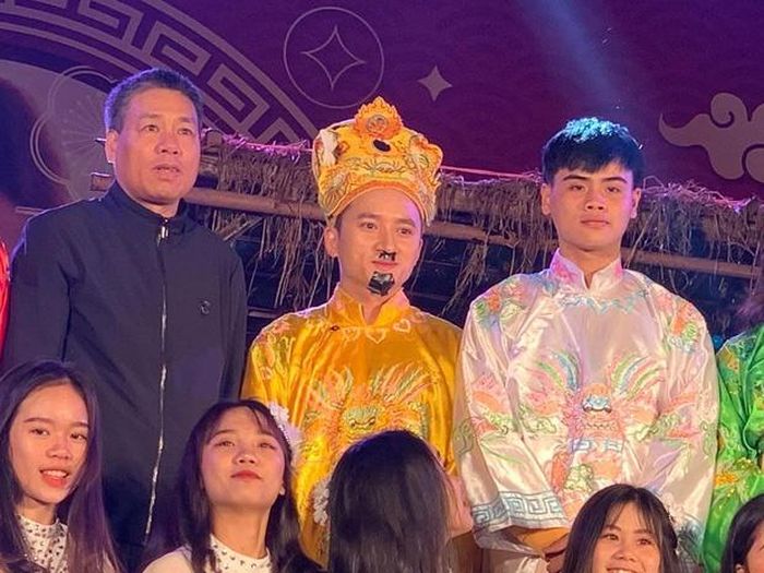  Bộ râu giả bằng băng dính của nam ca sĩ khiến nhiều người chú ý. 