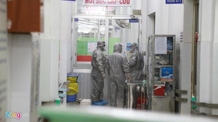 Lãnh đạo Bộ Y tế kiểm tra việc các ky các trường hợp nghi nhiễm virus corona tại Bệnh viện Chợ Rẫy, TP.HCM. Ảnh: Trương Khởi.