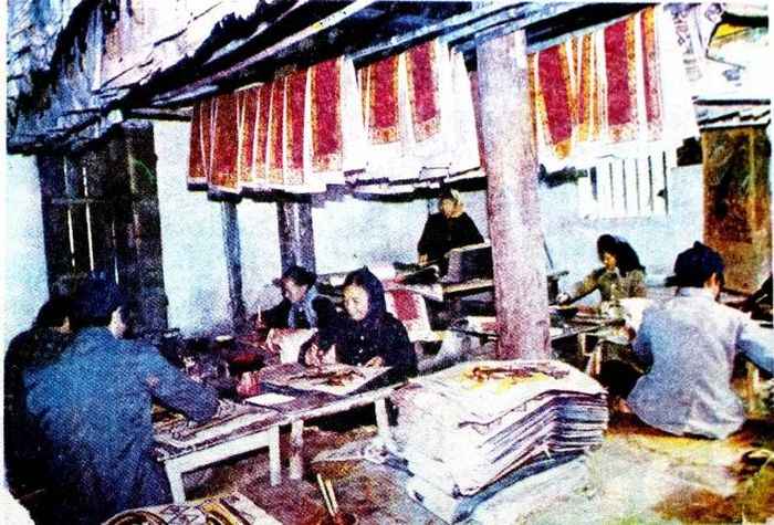Sản xuất tranh Đông Hồ thời hợp tác xã. Ảnh TL