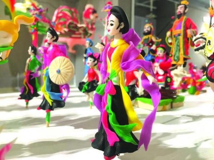 Tò he là đồ chơi dân gian gắn liền với nhiều trẻ nhỏ. Ảnh: Hiền Lương