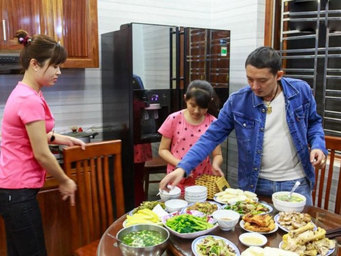 Thu Ngọc kể, sau khi quay lại, Chiến Thắng thay đổi rất nhiều. Anh quan tâm cô nhiều hơn, đặc biệt từ khi có con.