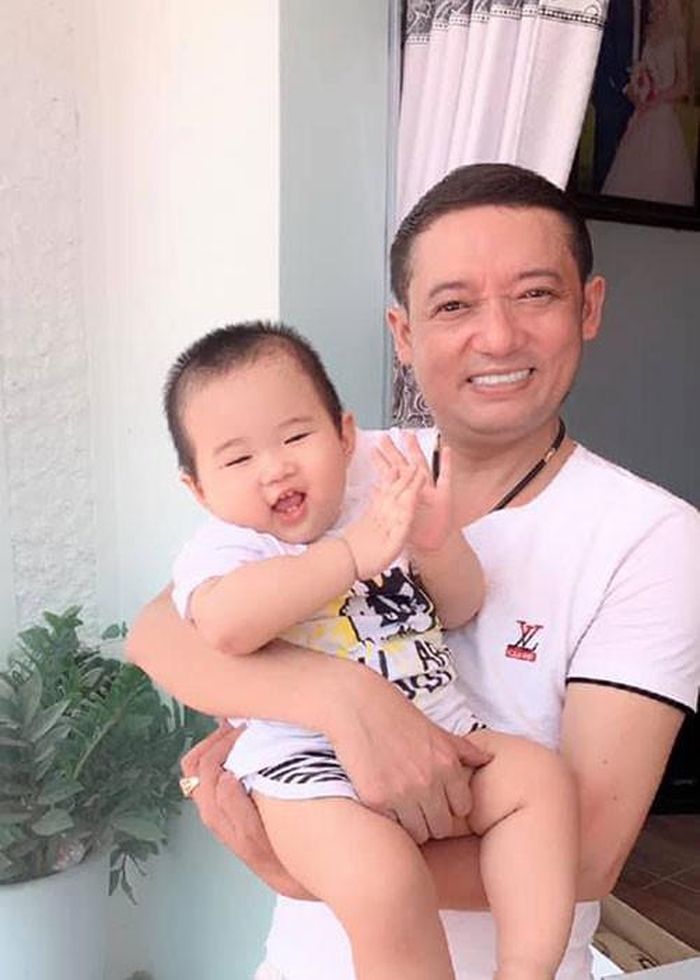 Chiến Thắng luôn dành những lời có cánh cho bà xã. Anh cho hay, Thu Ngọc là người chịu thương chịu khó, yêu thương các con riêng của anh.