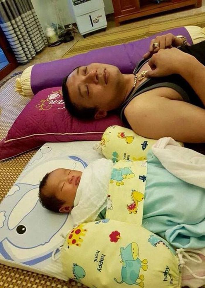 Chiến Thắng không biết nấu nhiều món nhưng từ khi có con, anh sẵn sàng vào bếp nấu nướng, dành thời gian cho vợ nghỉ ngơi chăm con.
