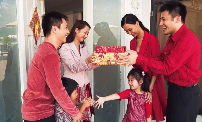 Vợ tôi lựa chọn kĩ càng rồi nhờ người đến xông đất đầu năm. Ảnh minh họa