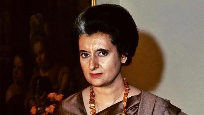 Vào khoảng 9h20 sáng ngày hôm ấy, Thủ tướng Gandhi đi bộ qua khuôn viên tư dinh để sang phủ thủ tướng gặp nam diễn viên người Anh Peter Ustinov. Người này đã đặt hẹn phỏng vấn bà cho một bộ phim tài liệu của truyền hình Ireland.