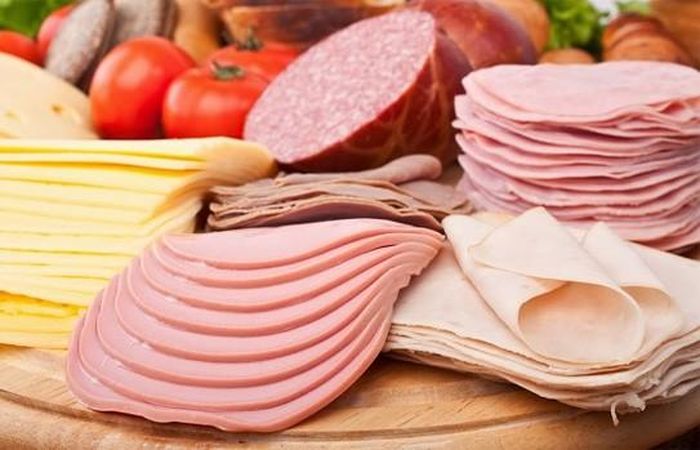 Mặc dù nhiều người cho rằng bữa sáng có thể ăn thịt xông khói để tăng thêm sự hấp dẫn nhưng đó thực sự là những thực phẩm không lành mạnh và không tốt cho bạn để ăn sáng. Đây là thực phẩm chứa nhiều chất béo nên sẽ khiến bạn no lâu và ảnh hưởng đến sự di chuyển của bạn trong một ngày làm việc. Vì vậy, thịt xông khói thực sự là thực phẩm không lành mạnh và tuyệt đối không tốt cho sức khỏe của bạn nếu ăn vào bữa sáng. Ảnh minh họa: Internet